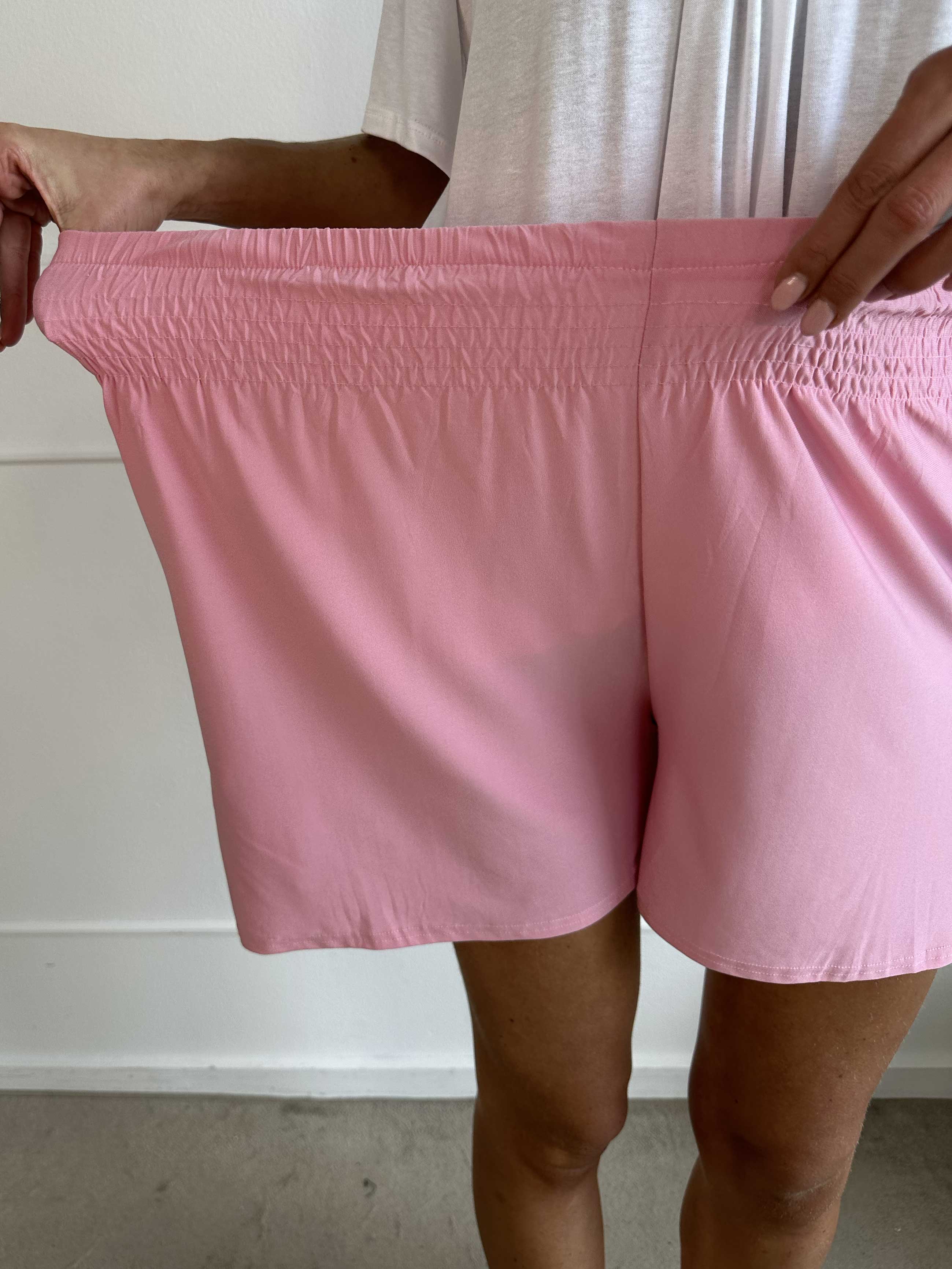 Pams Plain Shorts - Shorts i stretchigt tyg med resår i nederkanten